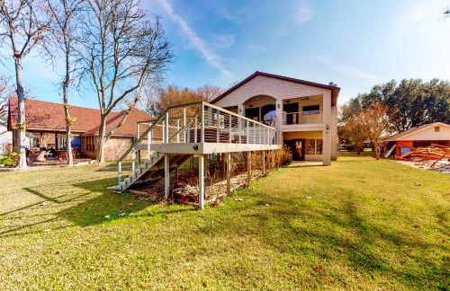 Lakefront home with hot tub, dock, kayaks, central AC, & great lake views - Foto 35