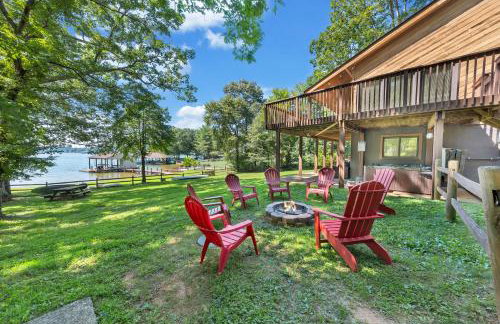 Lakeside Lodge - Lakefront home with private dock & hot tub - Foto 27