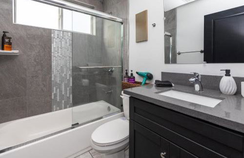 Spacious Luxury Villas in the heart of LA! Free parking and Jacuzzi - Photo 55