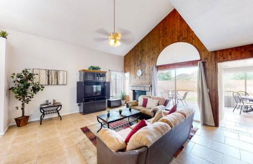 Retro home with enclosed yard, covered patio, grill, firepit, AC, & washer, dryer - Foto 2