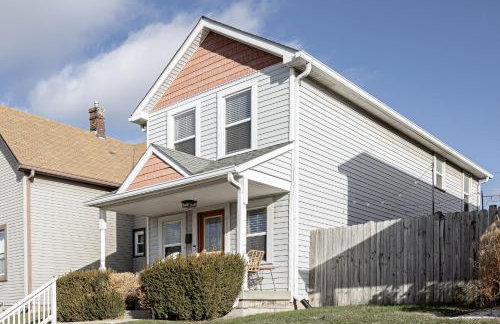 Capitol House - 3 Bed 1 Full and 1 Half Bath, Pet Friendly with Hot Tub walk to Lucas Oil Stadium - Foto 3