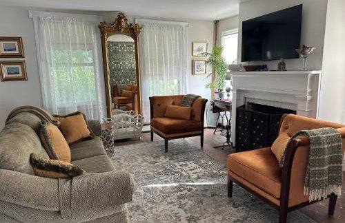 Historic Home near Stony Brook Village & Beach - Foto 16