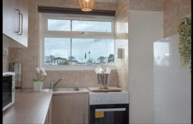 2 Bed Chalet Sleeps 4- Parking, Garden, Near Beach - Foto 13
