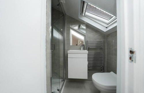 Newly Renovated Modern 4 Bed 3 Bath Apartment London - Foto 15