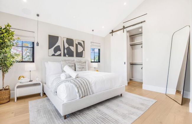 Villa Camellia - Charming 5 BR Home in the Heart of Studio City - Photo 15