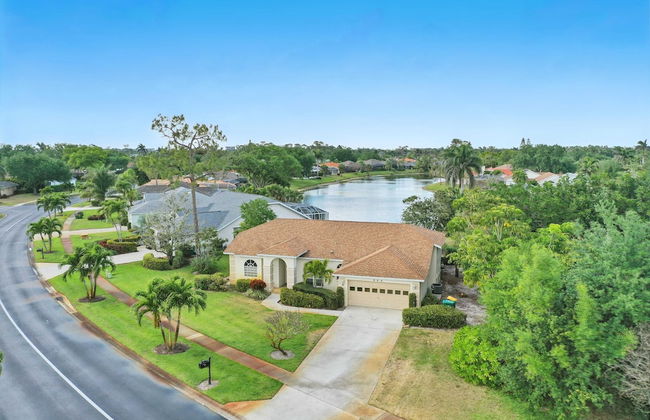 Private Pool, Pond Views, & Bonus Lounge in Gated Naples Community Drive to Dining & Sand - Foto 1