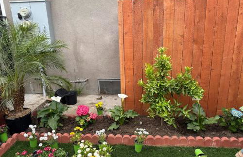 Cheerful house with EV, Parking & backyard - Foto 24