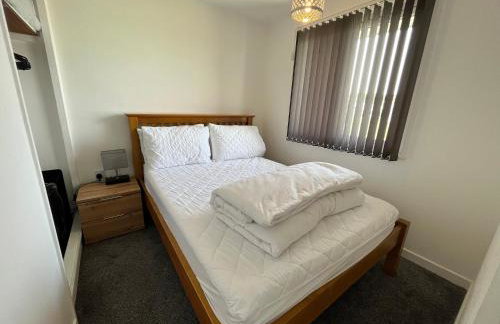 141 -Two bed Chalet on Sunbeach Holiday Park - Sleeps 6, pet friendly, FREE pool and entertainment passes included - plus WiFi with bedding and towels included - only 300m from the beach! - Foto 8