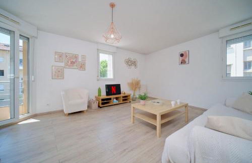 Bright, 2 bedrooms, central, garage and balcony - Foto 1