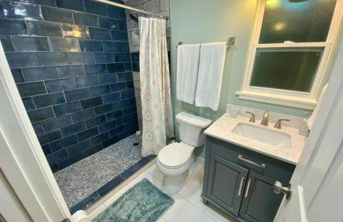 Serene renovated oasis near downtown area - Photo 2