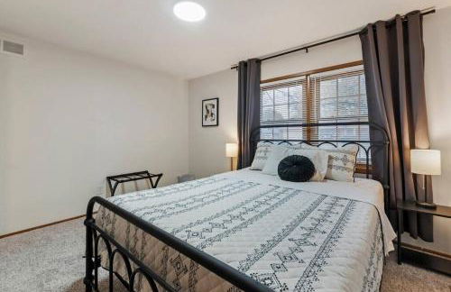 3 Bed 2 Bath Home w 2 Car Garage & Fitness Room - Foto 28