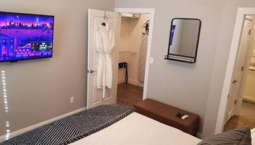 2nd Street -Deck Suite (back entrance) - Foto 3, wardrobe