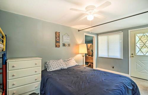 Higgins Lake Getaway with Fire Pit, Walk to Beach! - Foto 23