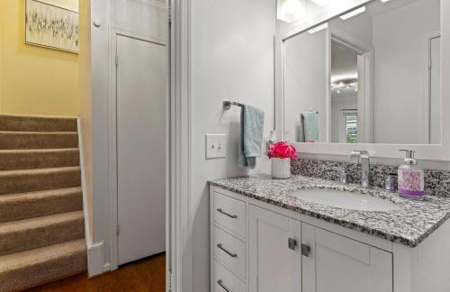 Lakeside Stay Metro, INOVA, Dining & Shops Nearby! - Foto 11