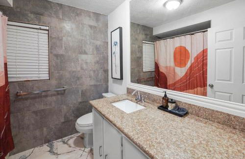 Casa Hosum - 7 mins Downtown Sleeps 9 King Bed Fenced Yard - Foto 21