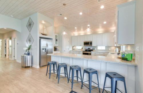 Luxe Crystal Beach Retreat with Views! Walk to Shore - Foto 8