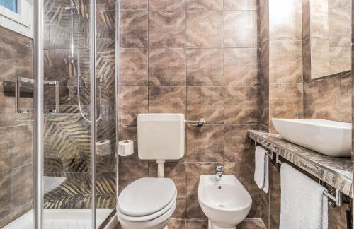 Elegant City Center Flat 5 Guests - M1 Metro - Fast Wi-Fi - AC & Balcony - Photo 11