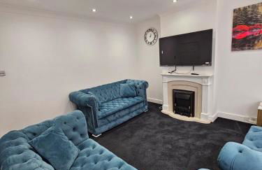 Spacious 3 Bed House with Garden,On-site Free Parking,WIFI - Foto 1