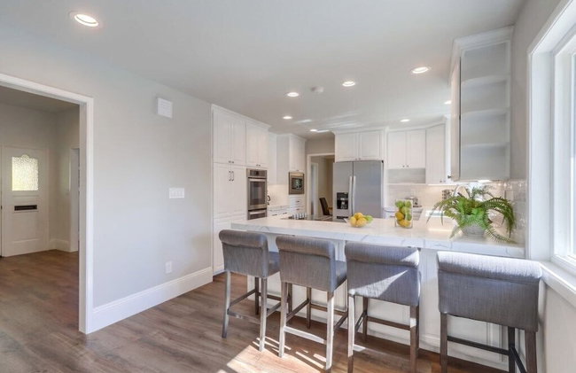 Gorgeous Upgraded 5 Bedroom & 3 Bath Home with pool - Foto 33