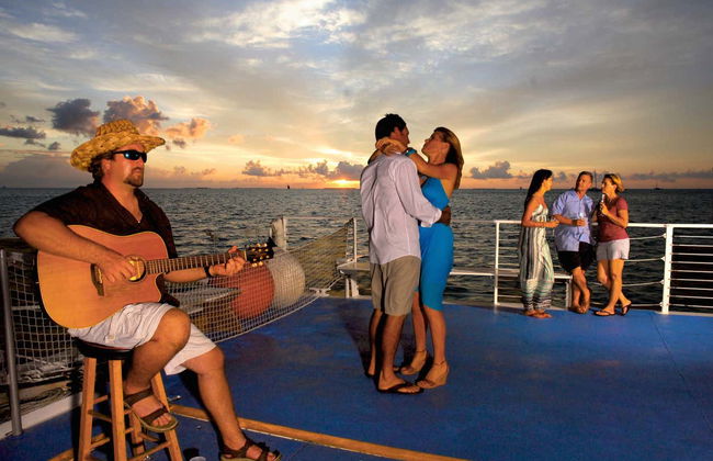 Paseo en barco al atardecer por Cayo Hueso - Foto 3