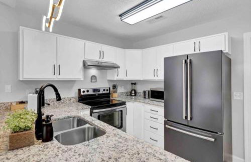 Relaxing 3 Bedroom Home Close to Beach & Airport! - Foto 24