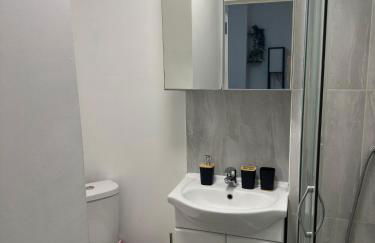 Spacious 2B Apt Zone 2 sleeps 4 F5 - Photo 20