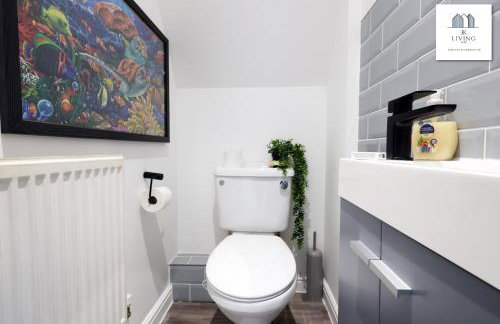 Spacious 3 Bed Home In The Heart Of Bridgend - By EKLIVING LUXE Short Lets & Serviced Accommodation - Foto 2