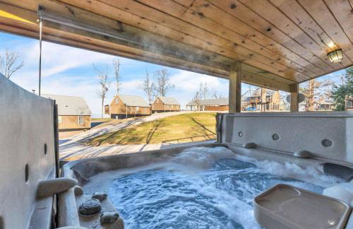 This is IT Cabin with a hot tub fire pit & indoor pool - Foto 22