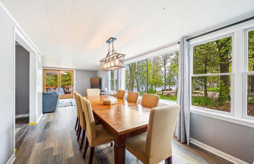 Yorita Manor - Lake Front Getaway! Dogs, Fire Pit & Deck - Photo 30