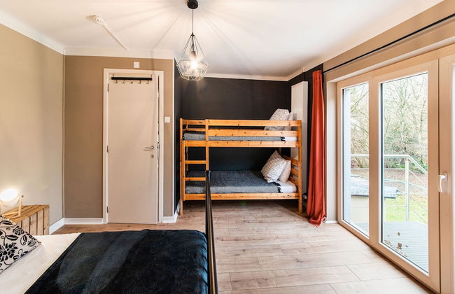 Beautiful Group House With Large Garden - Photo 2