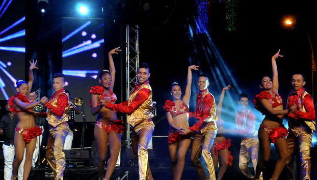 Comienza el espectáculo de salsa