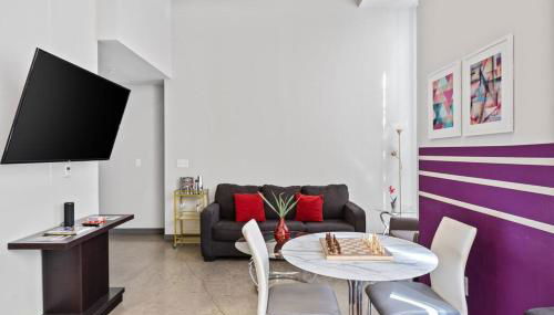 Stunning Downtown Apartment with Pool, Laundry, Parking - Foto 3