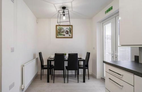 Superb 3 Bed Home Away from Home in Glasgow, just off M8 with free parking - Foto 62