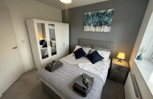 3 Bed Home for Contractors & Relocators with Parking, Garden & WiFi 5 mins walk to Town Centre & Train Station - Foto 1