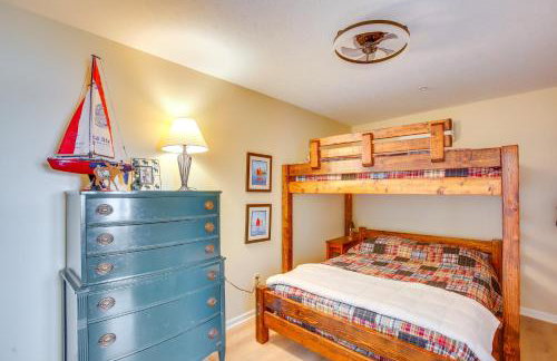 Gorgeous Onekama Condo with Pool and Lake Access! - Foto 15