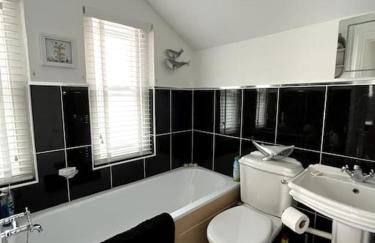 Contemporary 3-Bedroom Home with Stunning Views - Foto 42