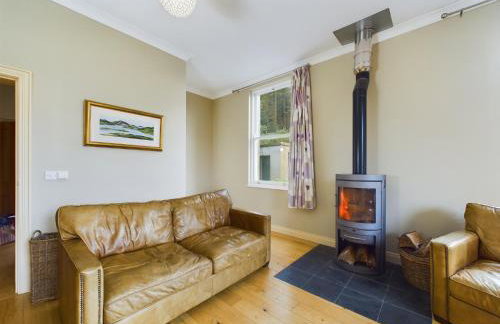 Mourne Mountain Bliss, Rostrevor 4BR Cottage with Patio & BBQ ideal for a relaxing getaway - Photo 5
