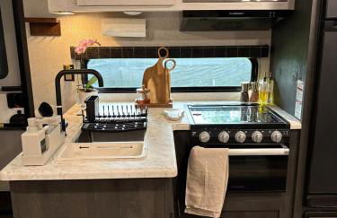 Modern Luxury RV Retreat, Your Cozy Tiny Home - Foto 50