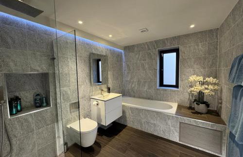 Luxury Villa - Hot Tub - Exclusive Offers - Amar Luxury Stays - Photo 49