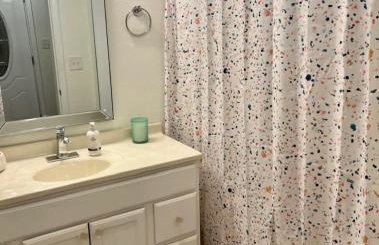 Spacious 4 BR 2BA Home with Bar and Fenced Yard - Foto 17