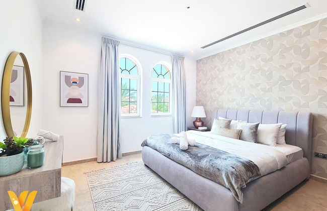Venduras- Luxe 3BR Villa Jumeirah Park - Photo 28