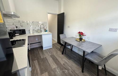 Modern Central Apartments with Balcony - Photo 66