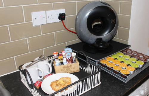 RestWorkPlayShortStays apartment, free parking and wifi, perfect for contractors, near to i54 park and city centre - Foto 9