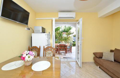 Villa Zdenka with heated pool - Photo 37