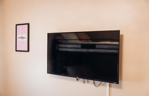 Golden Hour Getaway- Guest Favorite, 2 Min to Beach, Seasonal Pool & Arcade - Foto 13