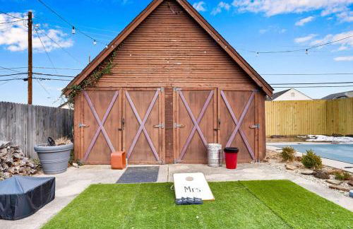 Romantic escape, hot tub, fireplace, massage room! - Foto 36