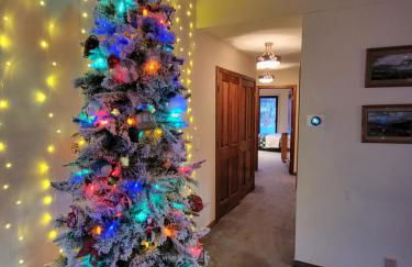 Four Seasons Getaway-Private Hot Spa with Pine Tree Views-Walk to Village and Pineknot Trailhead-Plus King Bed! - Photo 22