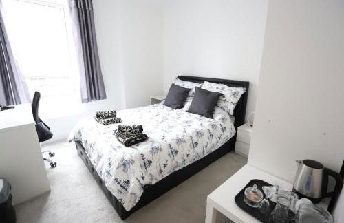 Spacious 3-Story Retreat with Rooftop Terrace and Modern Amenities - Foto 13