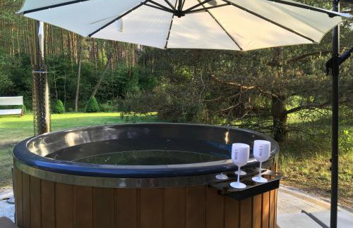 Deluxe Holiday Zdrojowa -Willa typu Alpejskiego w Borach Tucholskich-Całoroczna Balia z jacuzzi-Prywatny las i strumyk -Duża Wiata grillowa - Foto 9