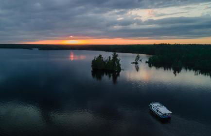 Luxury FlyBridge Houseboat - Captain Choice - Premium Wilderness Cruising - High Internet Speed - HB14 - Foto 17